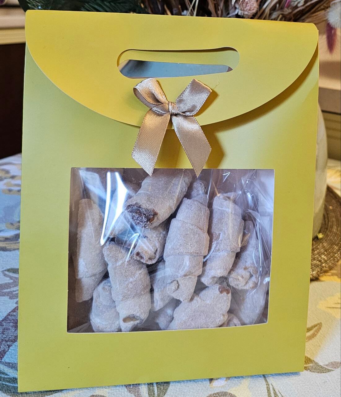 Рогалик з трояндою у подарунковій коробці 0,5